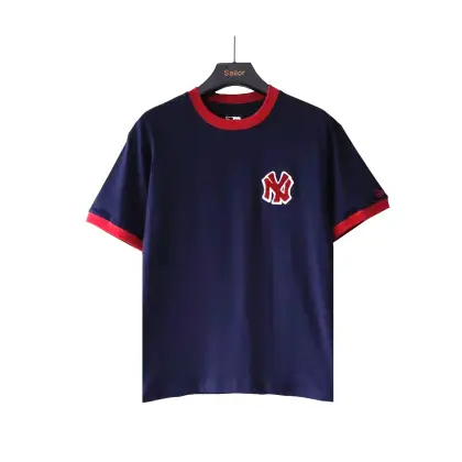 实拍细节图+尺码表 MLB/洋基队 3D立体毛巾刺绣小标T恤 1️⃣ 胸前NY:立体到能防身! 不是普通印花!是「3D毛巾绣」! 立体程度堪比“苍蝇站上去得买意外险”! 质感炸裂到“地铁安检小哥的手蠢蠢欲动”(别问!问就是正义的质感!) 穿上它,你就是行走的「纽约地标认证器」! 2️⃣ 红领红袖:社恐的复活甲! 这一抹红,不是边!是「人海导航灯」! 效果堪比“老板,我在工位没失踪!”(视觉冲击力直逼演唱会荧光棒) 同事找你借纸巾?不!他们只是想多看一眼你的「潮流GPS」! 3️⃣ 双色王炸,专治选择困难癌! ▫️ 白色款:江湖诨号“反光板战神” 显白效果=“素颜出门被夸打了水光针” 百搭技能=“套麻袋都像高定” ▫️ 藏青款:人送外号“显瘦界灭霸” 视觉瘦5斤=“吃完火锅敢称体重” 耐脏指数=“咖啡泼了都像设计款” 成年人全都要?行!两件下单送“防吃土护身符”(包邮暗示) 4️⃣ 版型的千层套路:1件顶10件! 配牛仔裤=“美式复古在逃巨星” 配大裤衩=“下楼倒垃圾像走秀” 配西装裤=“灵魂在棒球场,肉体在写PPT的行为艺术家” 一衣多穿?这是「衣柜经济学博士」的毕业作品! 【严肃的灵魂拷问】(才怪) ❓ “我不懂棒球能穿吗?” 穿上它,连楼下大爷都问你“洋基队今年胜率咋样?”——不懂装懂的神装! ❓ “怕撞衫尴尬癌发作?” 放心!撞了也是“潮人的英雄所见略同”! 而且咱有“苍蝇打滑级立体标”,高仿见了直接跪喊“大哥”! ❓ “社恐穿上会变身吗?” 会!秒变“社牛(经病)”! 红边加持+NY瞩目=“路人求合照的移动景点”(温馨提示:自备纽约地图) 【库存的死亡倒计时】 比老板画的饼更虚!比周末的懒觉更稀缺! ⚪️ 白色 & ⚫️ 藏青——正以光速从地球消失! 【下单的骚操作指南】 1️⃣ 火速私信本宫!怒吼暗号: “钮祜禄·白M,救驾!” 或 “藏青灭霸L,速速护体!” 2️⃣ 完成“爱的转账”! 微信/支付宝——本宫24小时收“供奉” 3️⃣ 坐等“潮圣”降临! 快递小哥将脚踏七彩祥云(电驴)为您献上“龙袍” 【血泪的温馨提示】 尺码很老实!别幻想“M码穿出XXXL流浪诗人风”——咱不玩行为艺术! 实物比文案更疯!买家秀可能引发“朋友圈文艺复兴”! 犹豫就会白给!明天别人穿新衣,你只能“旧T恤:你看我还有机会吗?” 🔥【行动代号:T恤的复仇者联盟】 私信!NOW! 让你的衣柜从“冷宫”晋级“C位登基”! 穿洋基T恤, 当不了棒球界MVP, 也要当工位的时尚恐怖分子! 冲啊!⚾️ 颜色 藏青色 白色